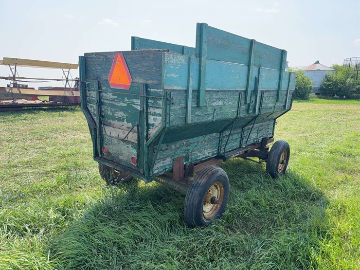 john-deere-running-gear-and-flare-box-wagon-with-simonsen-hoist-image-3