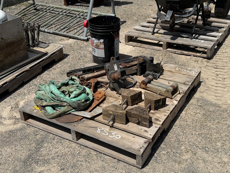 #1613-•-pallet-of-misc-items,-hitch-with-camper-sway-kit-image-1