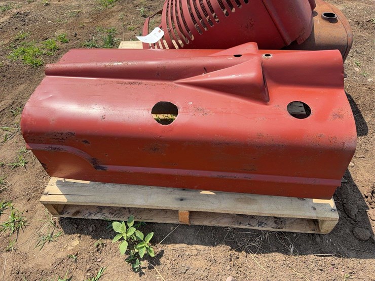 farmall-grille,-hood,-and-fuel-tank-image-2
