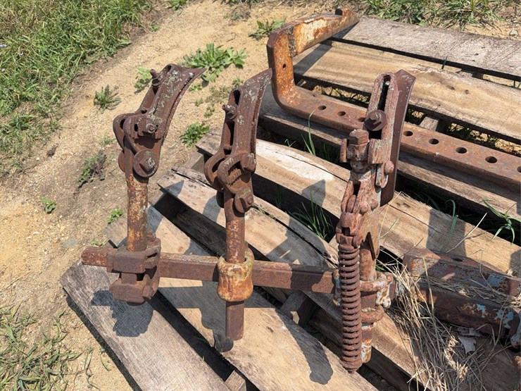 farmall-806-fast-hitch-drawbar-and-rear-cultivator-bracket-image-5