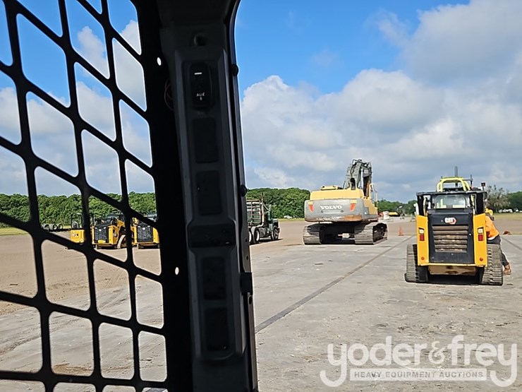 2025-caterpillar-255-image-27