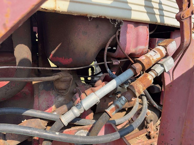 farmall-340-gas-with-loader-image-58