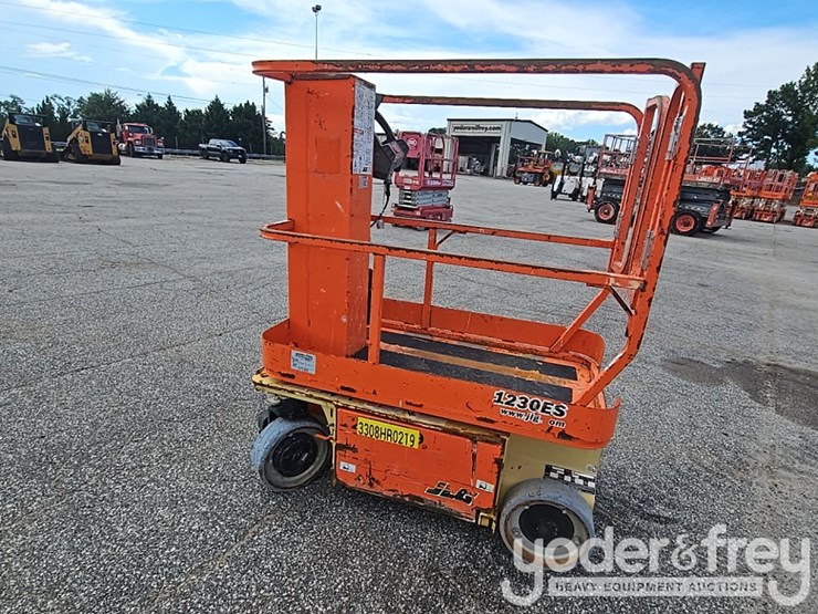 2017-jlg-1230es-image-2
