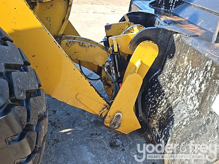 2023-caterpillar-920-image-13