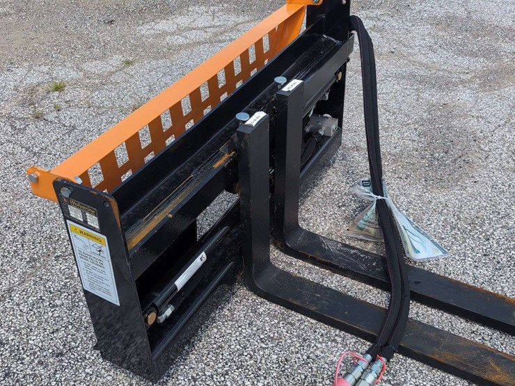 wolverine-skid-steer-pallet-fork-hydraulic-adjustable-pfa-11-3300g-image-2
