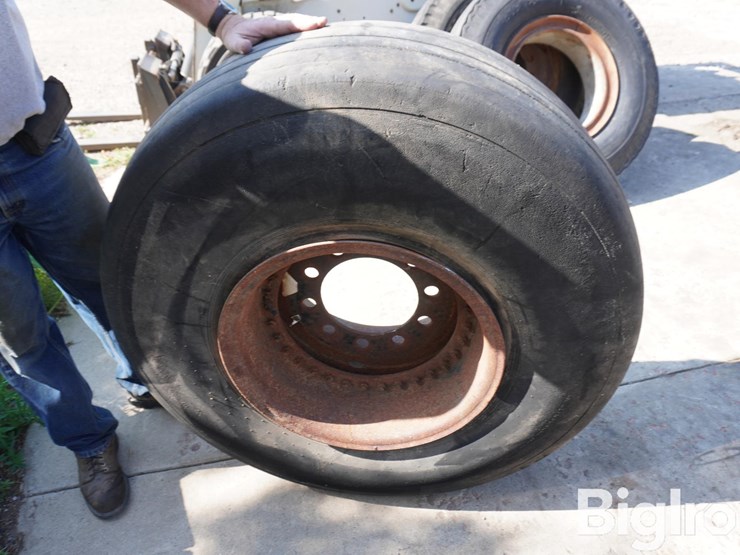 aircraft-tire-w/20"-rim-15"-wide-10-bolt-image-6