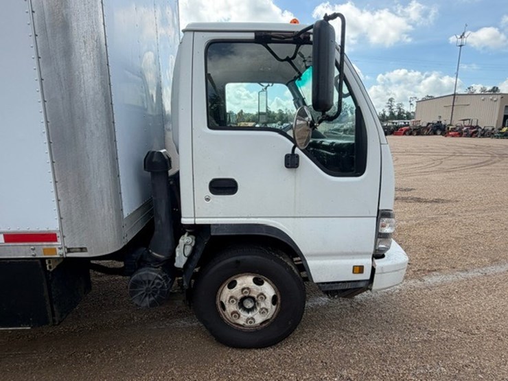 2007-isuzu-npr-image-20