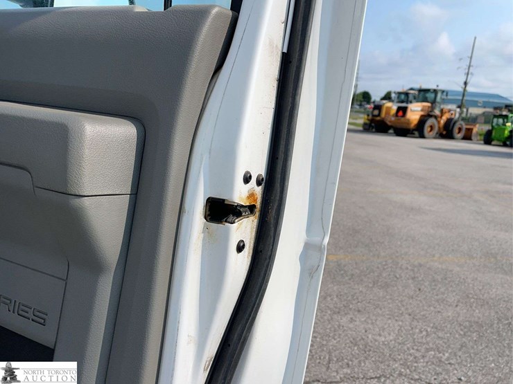 2014-ford-cargo-image-30