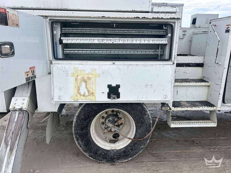 2016-freightliner-m2-106-image-31