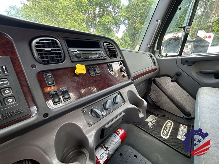 2015-freightliner-m2-t/a-flatbed-truck-image-86