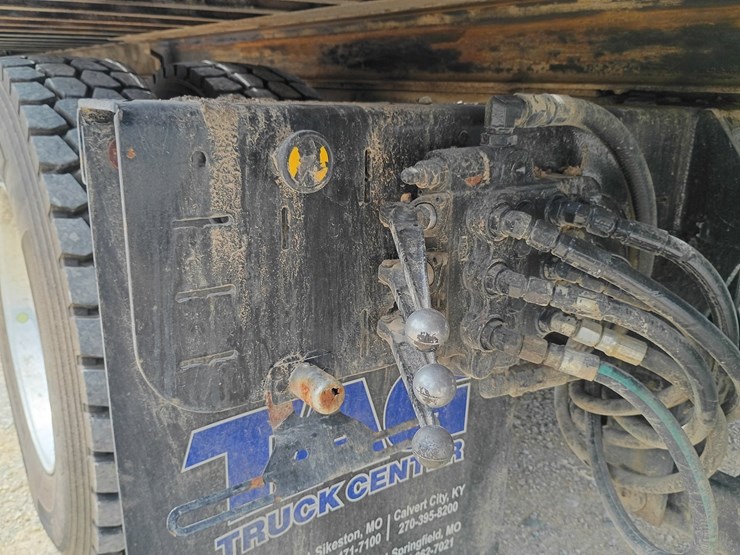 2013-freightliner-m2-106-image-86