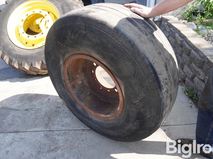 aircraft-tire-w/20"-rim-15"-wide-10-bolt-image-1