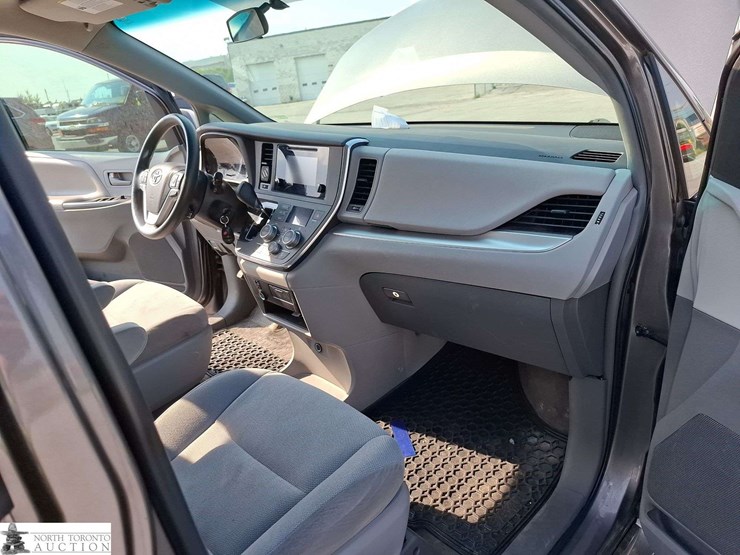 2016-toyota-sienna-image-17