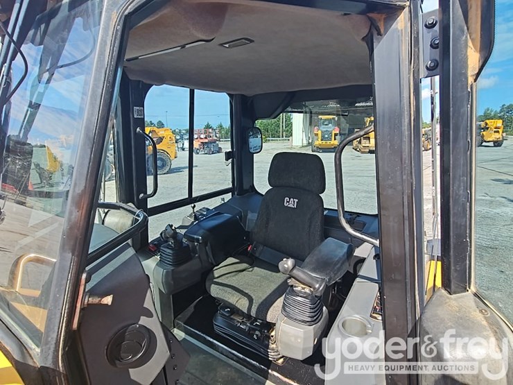 2015-caterpillar-d5k2-lgp-image-30