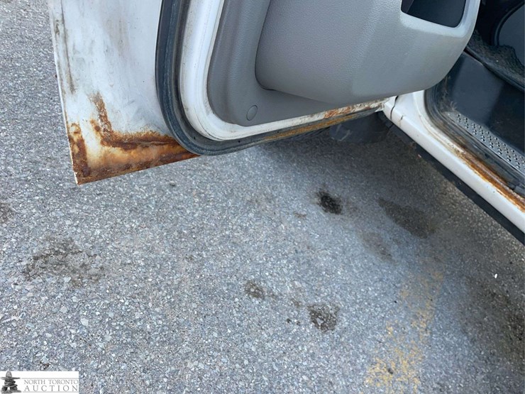2011-ford-cargo-image-38