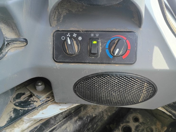 2024-bobcat-t650-image-32