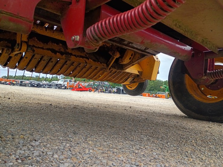 new-holland-br7070-image-42