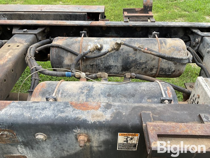 2004-peterbilt-320-image-14