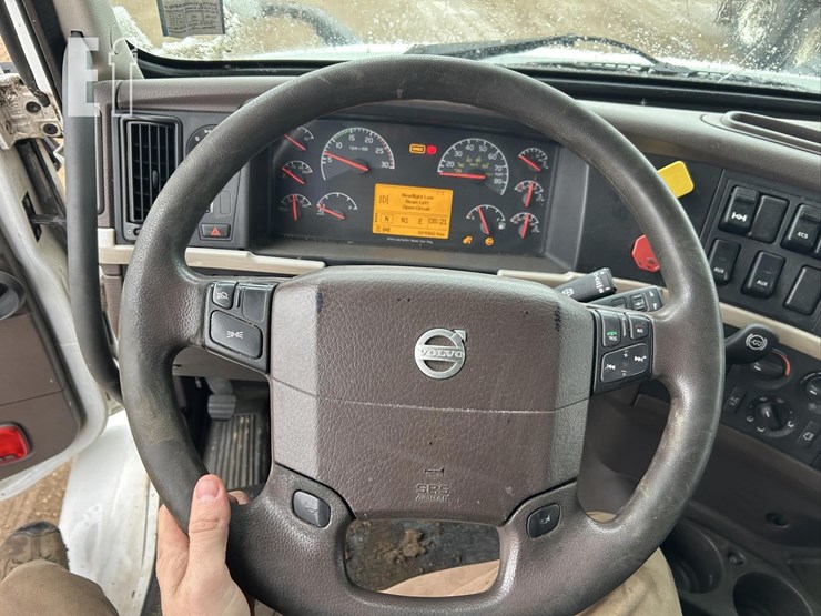 2015-volvo-vnm62t630-image-34