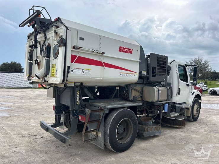 2019-freightliner-m2-106-image-3