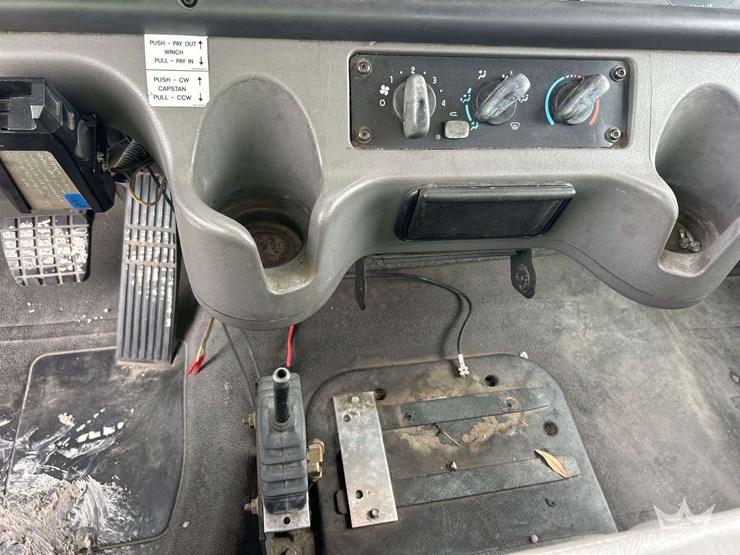 2016-freightliner-m2-106-image-19
