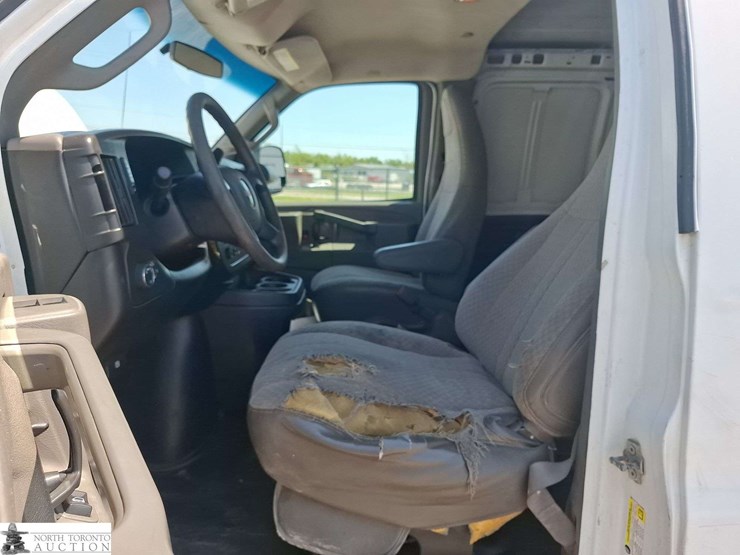 2017-gmc-savana-cargo-van-image-12