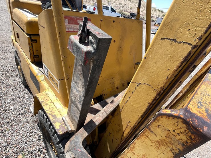 #2001-•-v30b-forklift-image-11