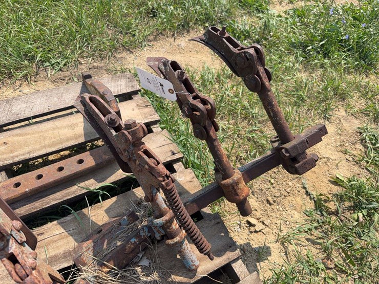 farmall-806-fast-hitch-drawbar-and-rear-cultivator-bracket-image-7