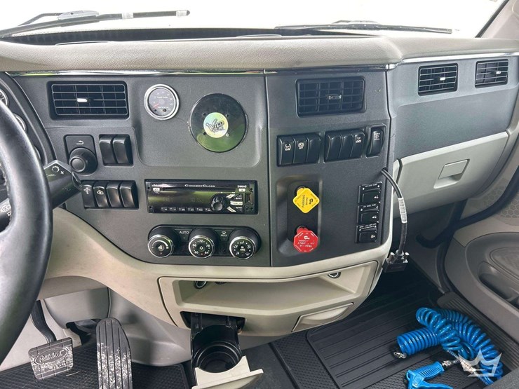 2019-peterbilt-579-image-15