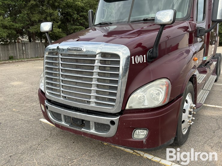 2014-freightliner-cascadia-125-image-13