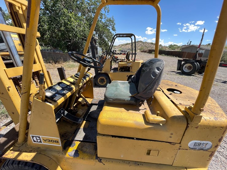 #2001-•-v30b-forklift-image-20