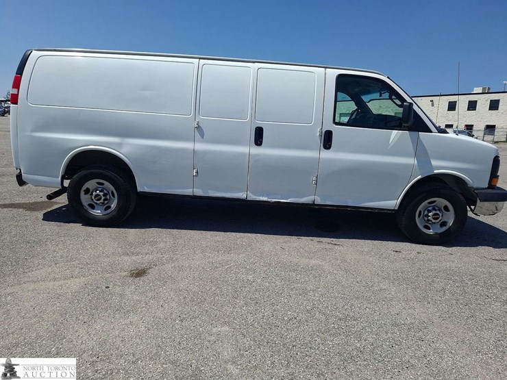 2017-gmc-savana-cargo-van-image-4