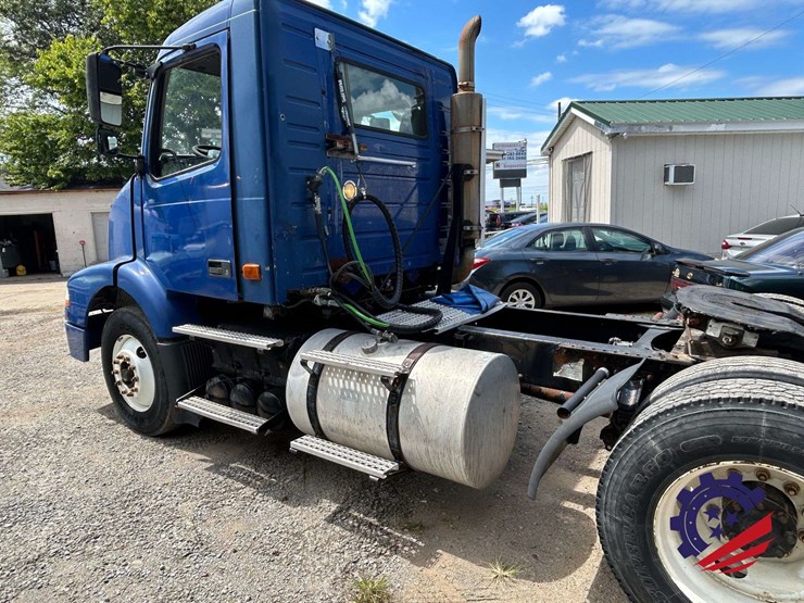 2006-volvo-truck-vnm42t-s/a-day-cab-truck-tractor-image-3