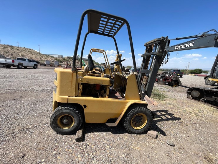 #2002-•-v30b-forklift-image-7