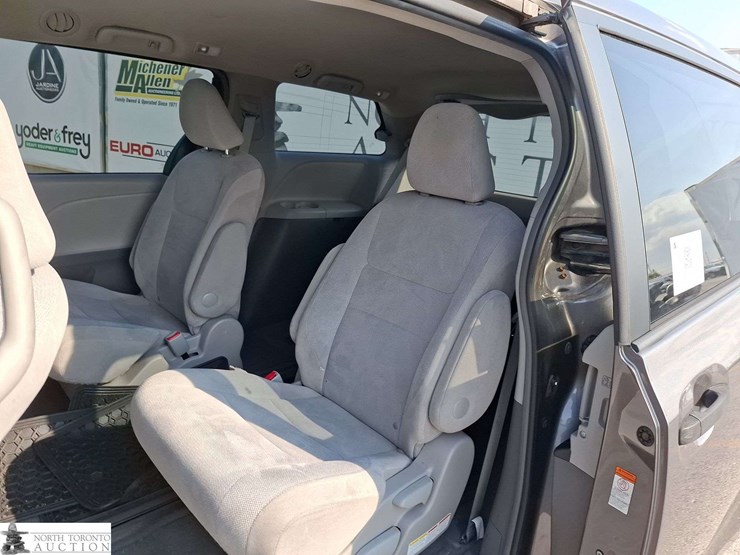 2016-toyota-sienna-image-15
