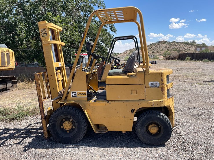 #2001-•-v30b-forklift-image-2