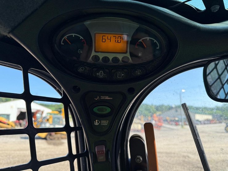 2020-bobcat-t740-image-25