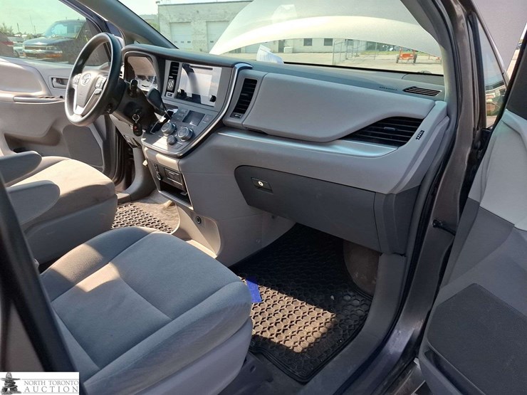 2016-toyota-sienna-image-18