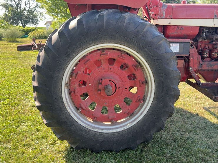 farmall-806-diesel-image-31