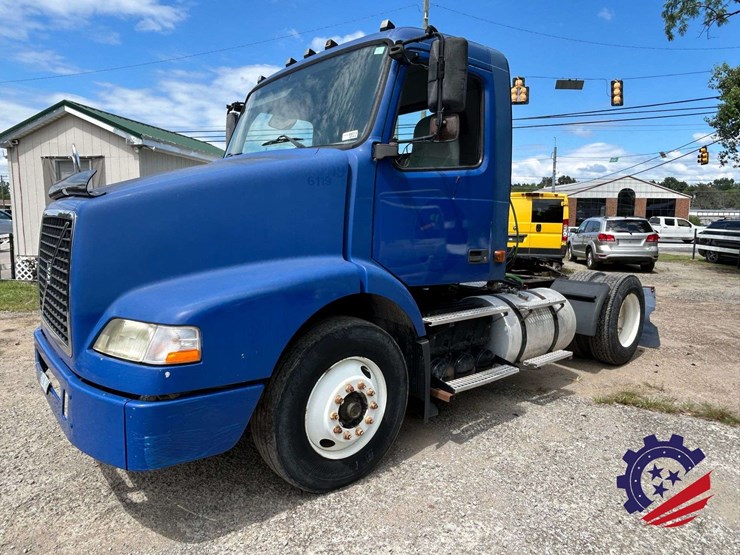 2006-volvo-truck-vnm42t-s/a-day-cab-truck-tractor-image-1