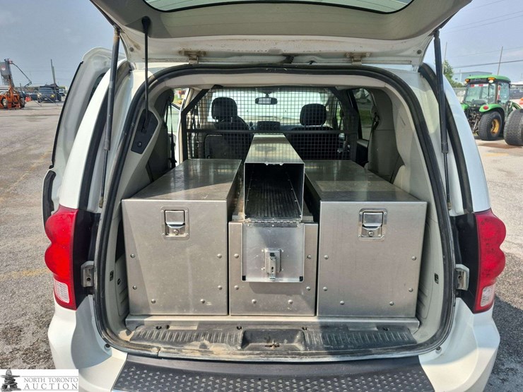 2017-dodge-grand-caravan-crew-image-23