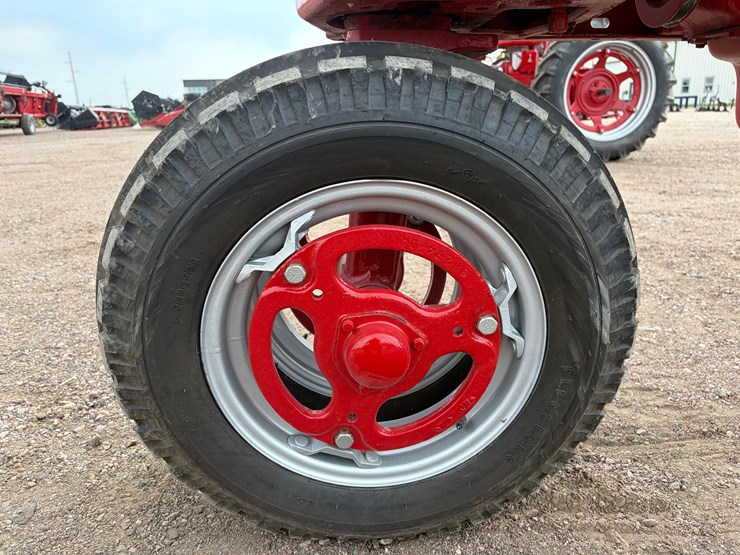 1955-farmall-300-tractor-image-9