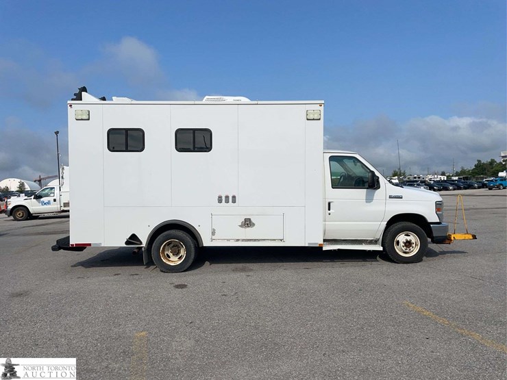 2014-ford-cargo-image-4