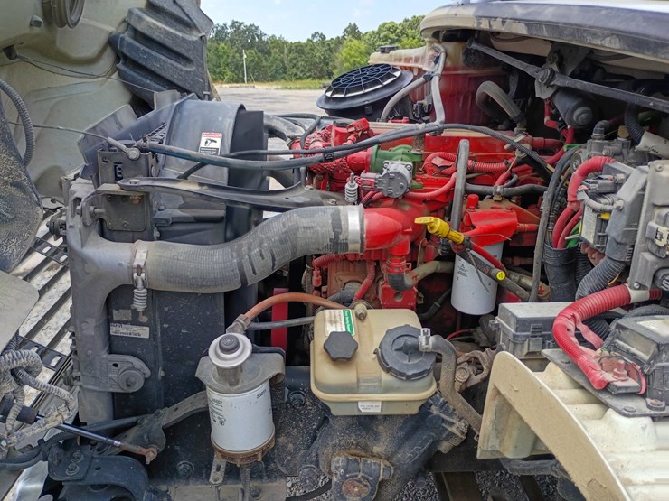 2013-freightliner-m2-106-image-17