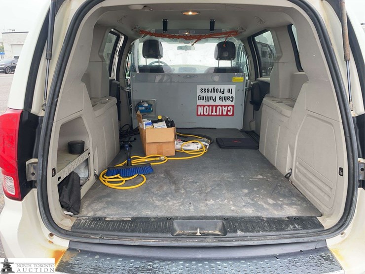 2011-dodge-grand-caravan-image-19