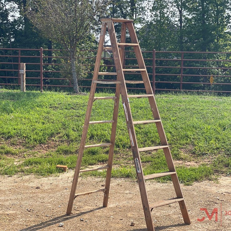 8' WOODEN FOLDING STEEP LADDER