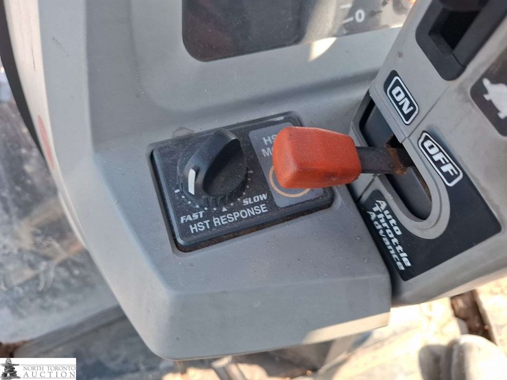 2011-kubota-l5240hstc-image-16