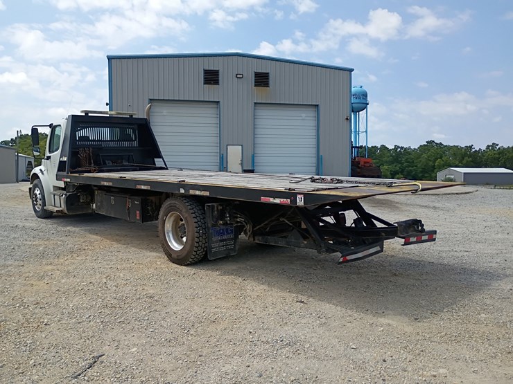 2013-freightliner-m2-106-image-5