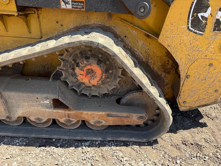 2021-deere-317g-image-18