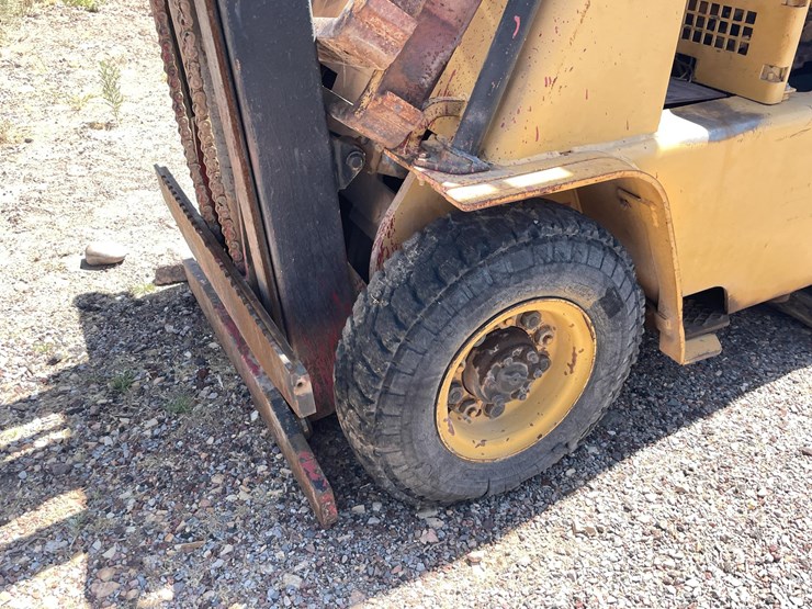 #2002-•-v30b-forklift-image-17